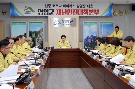 영암군은 최근 서울 이태원 클럽과 같은 집단감염 사례가 빈번히 발생함에 따라 군민들에게 경각심을 일깨우면서 다시 한번 '코로나19' 에 대한 마음가짐을 다잡기 위해 자체 점검반을 구성·운영함과 함께 대대적인 청사방역 및 환경정비를 실시했다/사진=영암군