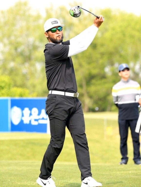 골프치는 박찬호. 야구 선수중 가장 장타자로 소문이 나 있다.