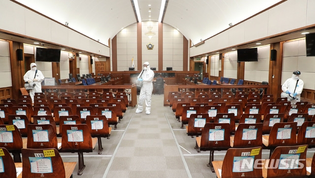 서울구치소 교도관의 코로나19 확진 관련 예방적 조치로 서울법원종합청사(고법·중앙지법)가 임시 폐쇄된 15일 오후 서울 서초구 서울중앙지법 대법정에서 관계자들이 방역을 하고 있다. 사진=뉴시스