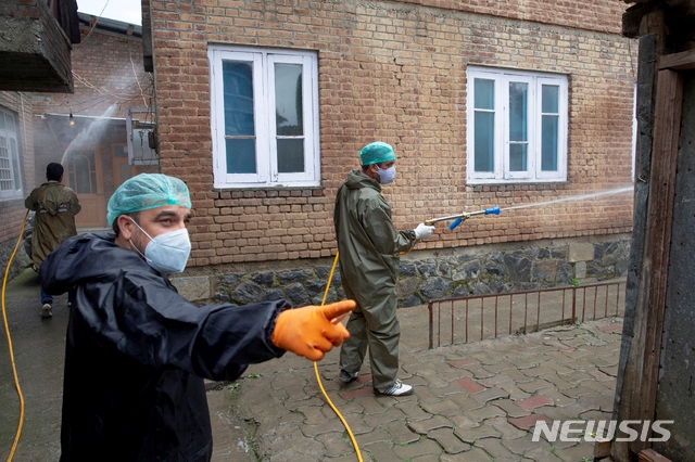 15일(현지시간) 인도 카슈미르에서 한 여성이 신종 코로나바이러스 감염증(코로나19) 확진을 받은 가운데, 당국이 여성의 주택을 소독하고 있다.