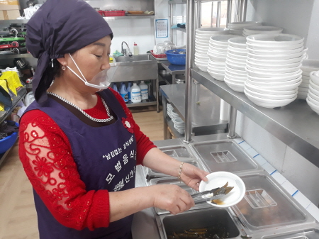 지난15일 부터 신안군은 모든 음식점에 투명 위생 마스크를 지원하면서 위생적인 외식문화 조성을 위해 음식문화 개선사업을 실천할 방침이다/사진=신안군