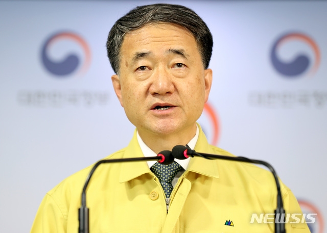 박능후 중앙재난안전대책본부 1차장(보건복지부 장관)이 17일 오후 서울 종로구 정부서울청사 합동브리핑룸에서 중앙재난안전대책본부 코로나19 대응 정례브리핑을 하고 있다.