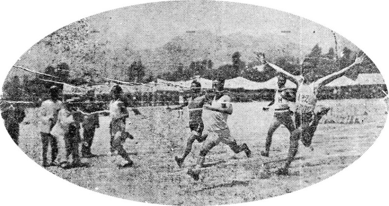 제1회 전조선육상경기대회에 출전한 선수들이 결승점에 들어오고 있다.