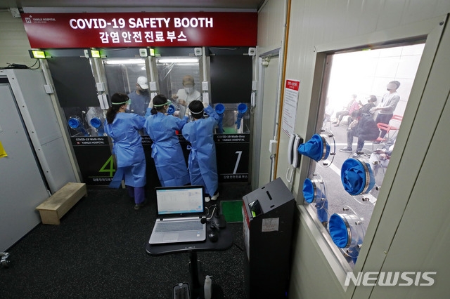 이태원 클럽을 중심으로 신종코로나바이러스 감염증(코로나19) 집단감염이 확산되는 가운데 11일 오후 서울 관악구 에이치플러스 양지병원에 마련된 1인 감염안전 선별진료소에서 의료진들이 업무를 보고 있다.