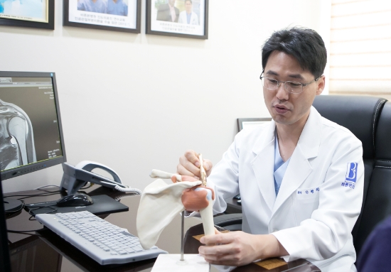움직이기 어려운 어깨 통증 ‘회전근개 손상’, 관절내시경으로 치료