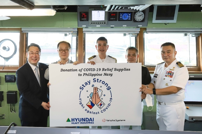 (사진=현대중공업) 현대중공업이 지난 18일(월) 울산 본사에서 열린 필리핀 최신예 호위함 '호셀리잘함' 출항식에서 방역물품 전달식을 갖고 있다. (사진 왼쪽서부터 한화시스템 신종현 아시아사업부문장(상무보), 현대중공업 남상훈 특수선사업본부장(부사장),  주한 필리핀 무관  앙헬레스(Angeles) 대령, 호위함 수석 감독관 바르톨로메(Bartolome) 대령, 호셀리잘함장 가리도(Garrido) 대령)