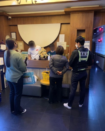 18일 목포시는 목포경찰과 함께 코로나19 확산 방지를 위해 유흥시설 점검 강화에 나섰다./사진=목포시