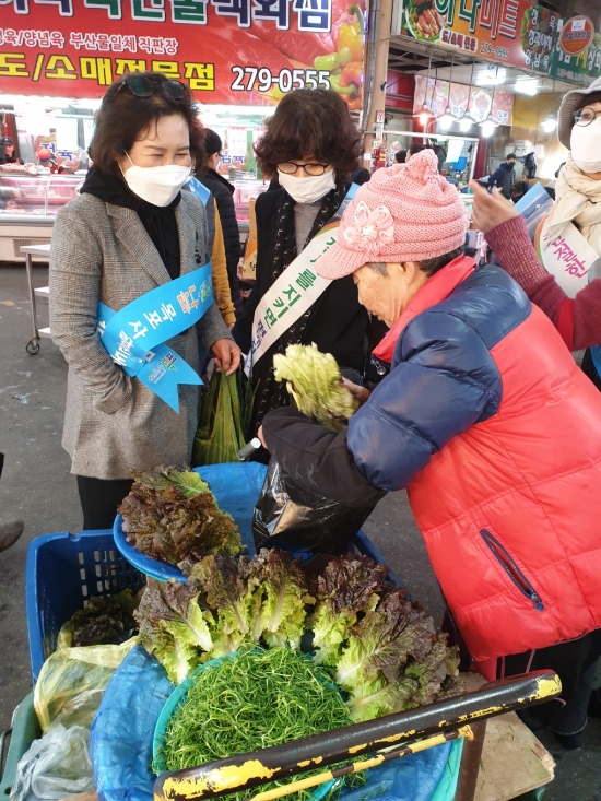 목포시여성단체협의회(회장 문경희)가 19일 신자유시장에서 장보기와 함께 코로나19 예방 마스크 착용 캠페인을 진행한다고 밝혔다/사진=목포시