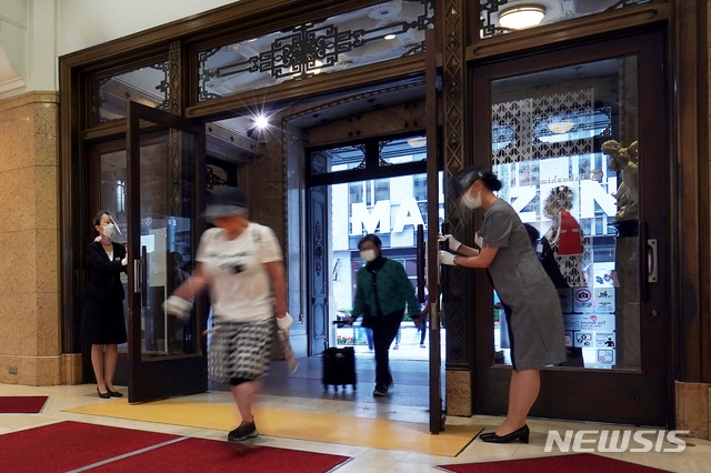 지난 18일 일본 도쿄 소재 다카시마야 백화점이 일부 영업을 재개하면서 고객들이 백화점 안으로 들어서고 있다. 