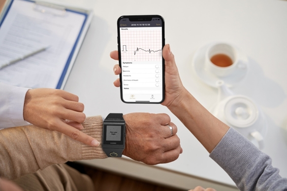 사진=휴이노, 휴이노가 개발한 ‘메모워치(MEMO Watch)’ 제품 사진