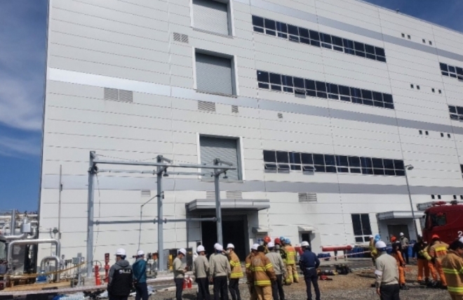 (사진 서산시)19일 오후 충남 서산시 대산읍 대산공단 내 LG화학 촉매센터에서 불이나 소방 관계자들이 현장을 수습하고 있다.