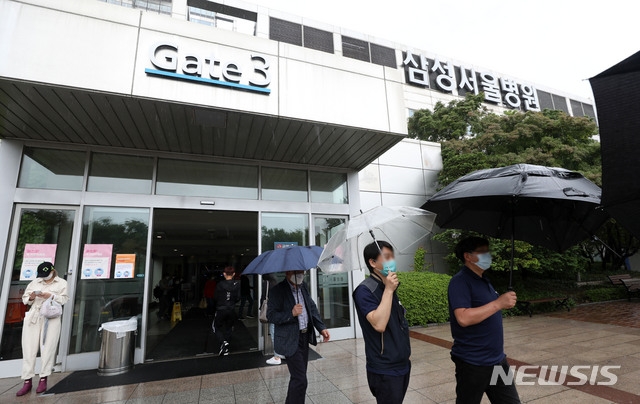 삼성서울병원, 코로나19에도 뚫렸다