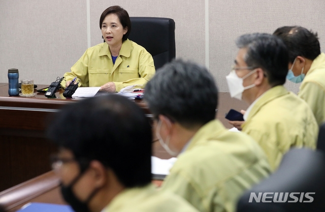 유은혜 "등교 피해갈 수도, 무작정 미룰 수 없어"