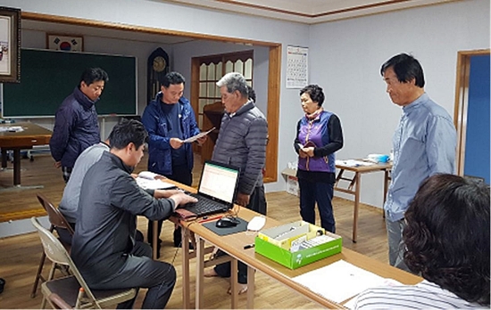 장흥군 회진면행정복지센터는 주민들의 정부형 긴급재난지원금 신청을 돕기 위해 ‘찾아가는 접수제’를 운영해 호응을 얻고 있다./사진=장흥군