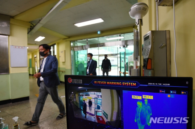 고등학교 3학년 학생부터 순차적 등교수업 시작을 하루 앞둔 19일 오후 부산 중구 부산디지털고등학교 중앙현관에 출입자들의 체온을 측정하는 열화상카메라가 설치돼 있다.