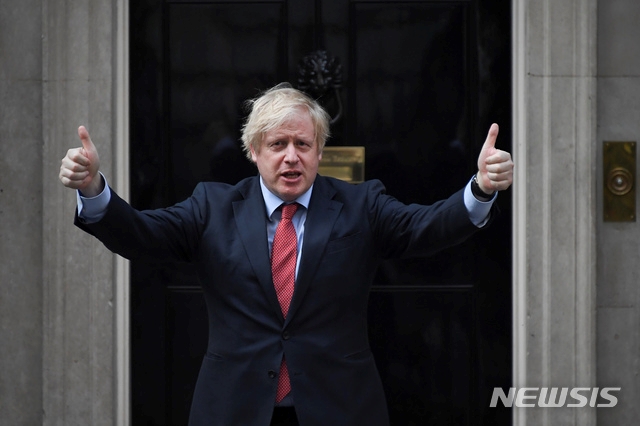 보리스 존슨 영국 총리가 지난 7일(현지시간) 런던 다우닝 10번가 계단에서 신종 코로나바이러스 감염증(코로나19)과 싸우는 이들을 위한 주례 '보살피는 이들을 위한 박수'(Clap for Carers) 캠페인에 동참해 '엄지 척'을 하고 있다. 