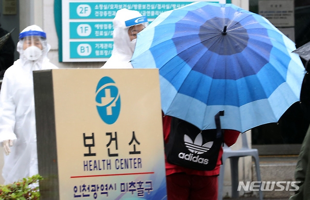 인천 '거짓말 학원 강사발' 고교생 2명 확진…노래방서 감염