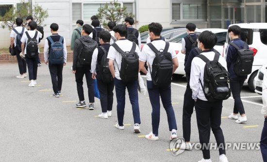 사회적 거리두기 지키며 등교하는 학생들.[수원=연합뉴스]