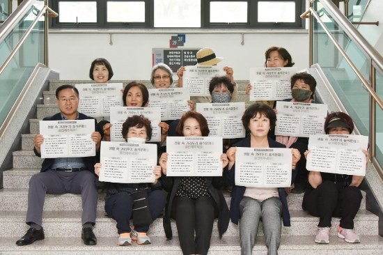 최근 진도군은 공무원과 소비자식품위생감시원이 코로나19 확산 방지와 식중독 예방을 위해 관내 일반·휴게음식점, 유흥주점 623개소에 식중독 예방 스티커와 생활 속 거리두기 포스터를 부착하고 위생수칙 동참을 유도했다/사진 = 진도군