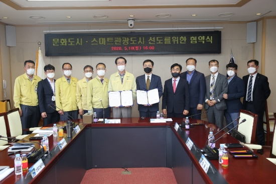 지난18일 신안군은 KT전남.전북광역본부와 섬 지역 유무선 지난18일 신안군은 KT전남.전북광역본부와 섬 지역 유무선 통신망 확대 구축을 위한 업무협약을 체결했다/사진=신안군