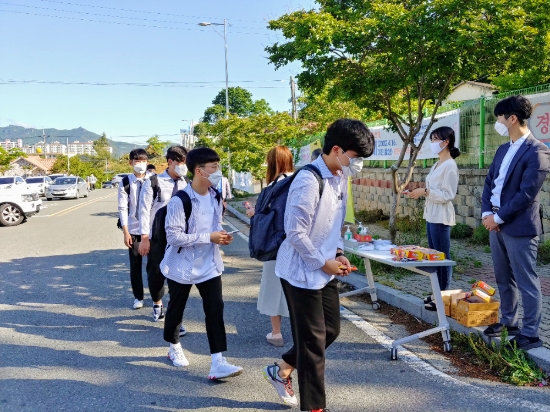 20일 장흥고 고3 학생들이 온라인 개학 이후 첫 등교 개학을 하고 있다/사진=장흥군
