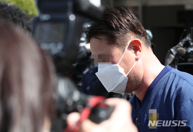 '라임' 펀드 판매사인 신한금융투자 전 본부장 임 모씨가 지난 3월 27일 오전 특정경제범죄 가중처벌 등에 관한 법률 상 수재 및 사기 혐의 등으로 영장실질심사를 마친 뒤 서울 양천구 서울남부지방법원을 나서고 있다. 임 전 본부장은 신한금융투자가 라임자산운용과 함께 코스닥 상장사인 리드에 투자하는 대가로 리드로부터 1억 6500만원을 수수한 혐의를 받고 있다. 사진=뉴시스