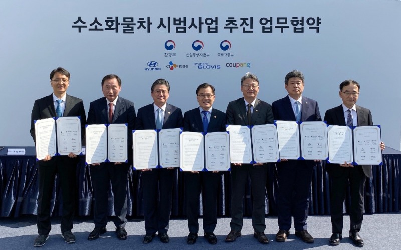 박대준 쿠팡 신사업부문 대표, 한성권 현대자동차 상용사업담당 사장, 정승일 산업통상자원부 차관, 홍정기 환경부 차관, 손명수 국토교통부 제2차관(왼쪽부터) 등 협약식 관계자들이 기념촬영을 하고 있다.