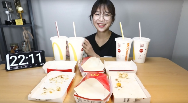 쯔양, 트레버 도노반의 맥도날드 챌린치 22분만에 성공