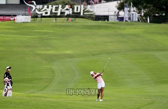 고진영이 지난 해 8월 제주 삼다수 마스터스 대회에서 포대그린을 향해 아이언샷을 하고 있다.