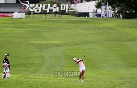  고진영이 지난 해 8월 제주 삼다수 마스터스 대회에서 포대그린을 향해 아이언샷을 하고 있다. 