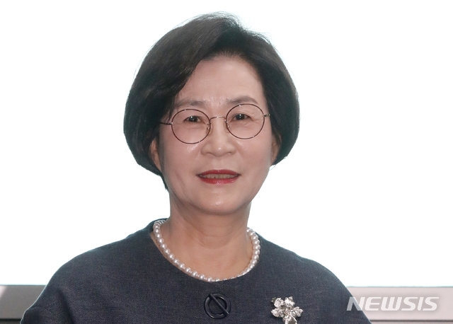 ‘헌정사 최초 여성 국회부의장’ 후보로 나선 김상희 더불어민주당 의원이 20일 오전 서울 여의도 국회 의원회관 의원실에서 기자를 만나 환하게 웃음짓고 있다.