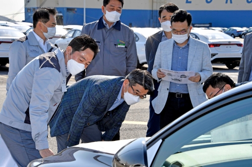 기아차 송호성 사장 평택항에서 품질점검 / 사진제공 = 기아차