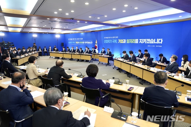 文대통령 '코로나 쇼크'에 팔 걷고…산업 생태계 수호의지