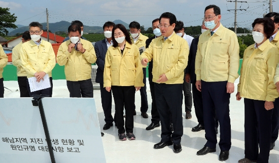 김영록 전라남도지사가 21일 오전 지난 3일 규모 3.1 지진이 발생한 해남군 산이면 부동리를 방문, 이미선 광주지방기상청장으로부터 지진발생 현황 및 원인규명 대응사항, 이동식 관측장비 설치 등에 대해 설명을 듣고 있다./사진=전라남도