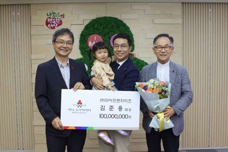 사랑의열매회관을 찾은 김준용(가운데)대표와 딸, 그의 아버지(오른쪽), 김용희 서울 사랑의열매 사무처장(왼쪽)과 함께 아너 소사이어티 가입식 기념촬영을 하고 있다.