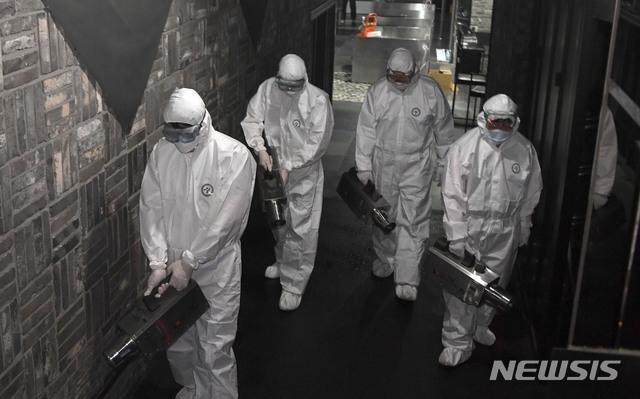 용산구 보건소 방역 관계자들이 지난 12일 신종 코로나바이러스 감염증(코로나19) 확진자가 다녀간 서울 용산구 이태원의 클럽 '메이드'에서 방역 작업을 하고 있다.