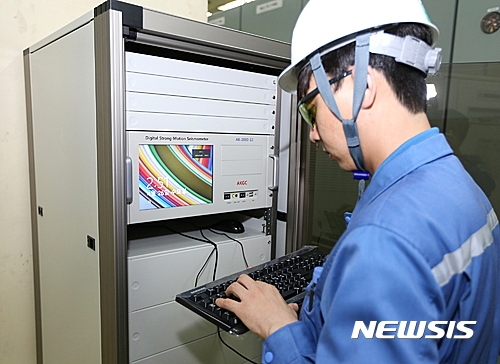 포항제철소는 지진계측 장비를 주요 시설물에 설치하고 자동경보시스템을 구축하는 신속한 지진대응 체계를 마련했다.사진은 포항제철소 직원이 지진계측 수신 장비를 점검하고 있다