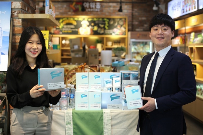 18일 아워홈 전시관에서 직원들이 ‘밸런스 인 1 프리바이오틱스’를 선보이고 있다. 사진=아워홈 제공