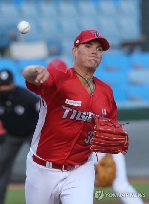 KIA의 애런 브룩스가 타선의 활발한 지원을 받아 4게임만에 KBO 리그 첫 승리의 기쁨을 맛보았다.[연합뉴스