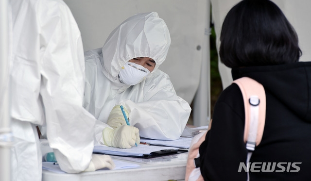 대구에서 고등학생 1명이 등교 하루 만에 코로나19 확진 판정을 받아 보건당국이 긴장하고 있는 가운데 22일 오후 대구 달서구보건소 선별진료소에서 한 고등학교 3학년 학생이 선별진료 접수를 하고 있다.