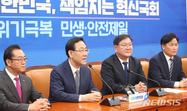 김태년 더불어민주당 원내대표와 주호영 미래통합당 원내대표가 14일 서울 여의도 국회 더불어민주당 원내대표실에서 회동을 하고 있다. 이날 여야 원내대표 회동에는, 더불어민주당은 김영진 원내총괄수석부대표, 박성준·홍정민 원내대변인이 미래통합당은 이종배 정책위의장, 김성원 원내수석부대표, 최형두·배현진 원내대변인이 참석했다.