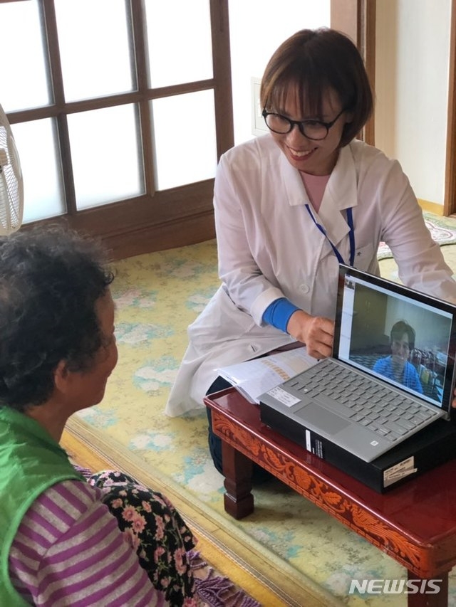 전북 완주군은 의료시설 방문이 힘든 주민들을 위해 원격의료지원 시범사업을 펼치고 있다.