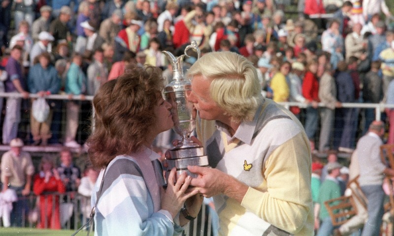 1986년 디오픈서 우승을 한 그레그 노먼이 트로피 '클라레 저그'에 부인과 함께 입맞춤을 하고 있다. [사진 미국 골프위크  제공]