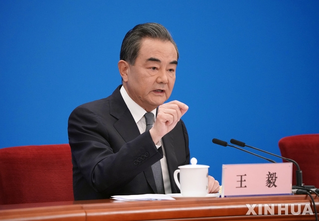 왕이 중국 외교 담당 국무위원 겸 외교부장이 24일 베이징 인민대회당에서 외교정책, 미중 관계 등에 관한 기자회견을 갖고 있다.