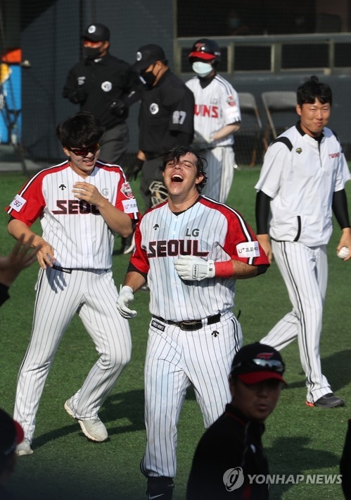 LG 라모스가 24일 kt전에서 끝내기 홈런을 날린 뒤 기쁨에 겨워하고 있다. 라모스는 공격 전부문에서 상위에 랭크돼 LG 상승세를 이끌고 있다.