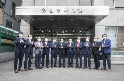 왼쪽부터 여섯 번째 대한법무사협회 최영승 협회장과 임원 11명이 코로나19 극복을 위해 애쓰는 의료진, 공무원, 국민들을 응원하며 #덕분에 챌린지를 진행하고 있다