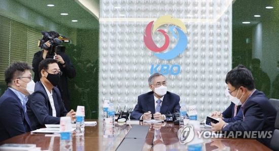 KBO, 강정호 복귀 여부 관련 상벌위 (서울=연합뉴스) 임화영 기자 = 25일 오후 서울 강남구 야구회관에서 열린 넥센 히어로즈(현 키움)에서 핵심 타자로 활약했던 강정호 징계 여부 관련 한국야구위원회(KBO)의 상벌위원회가 열리고 있다.강정호는 미국 메이저리그 피츠버그 파이리츠 소속 시절인 2016년 12월 서울에서 음주운전 뺑소니 사고를 일으켰으며 과거 두 차례나 더 음주운전을 한 사실이 드러나 법원에서 징역 8월, 집행유예 2년을 선고받고 한동안 메이저리그에 복귀하지 못했다.