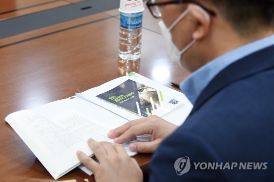 강정호 복귀 가능할까…KBO 상벌위서 논의 (서울=연합뉴스) 임화영 기자 = 25일 오후 서울 강남구 야구회관에서 열린 강정호 징계 여부 관련 한국야구위원회(KBO)의 상벌위원회에서 한 위원이 2020 KBO 리그 규정 책자를 보고 있다.강정호는 미국 메이저리그 피츠버그 파이리츠 소속 시절인 2016년 12월 서울에서 음주운전 뺑소니 사고를 일으켰으며 과거 두 차례나 더 음주운전을 한 사실이 드러나 법원에서 징역 8월, 집행유예 2년을 선고받고 한동안 메이저리그에 복귀하지 못했다.