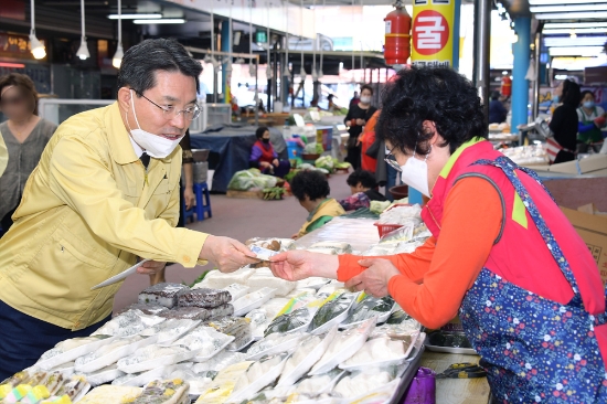 지난 22일 권오봉 여수시장을 비롯한 관계 공무원들이 여수 진남‧제일‧쌍봉시장을 방문해 먹거리와 생필품 등을 구입하며 어려움을 겪고 있는 상인들을 격려하고 있다./사진=여수시