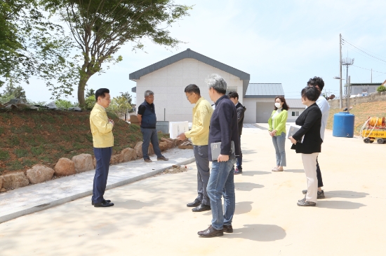 전동평 영암군수가 서울특별시와 함께 조성하는 영암군 서울농장 현장을 방문 관련자들의 노고를 격려하고 있다/사진=영암군